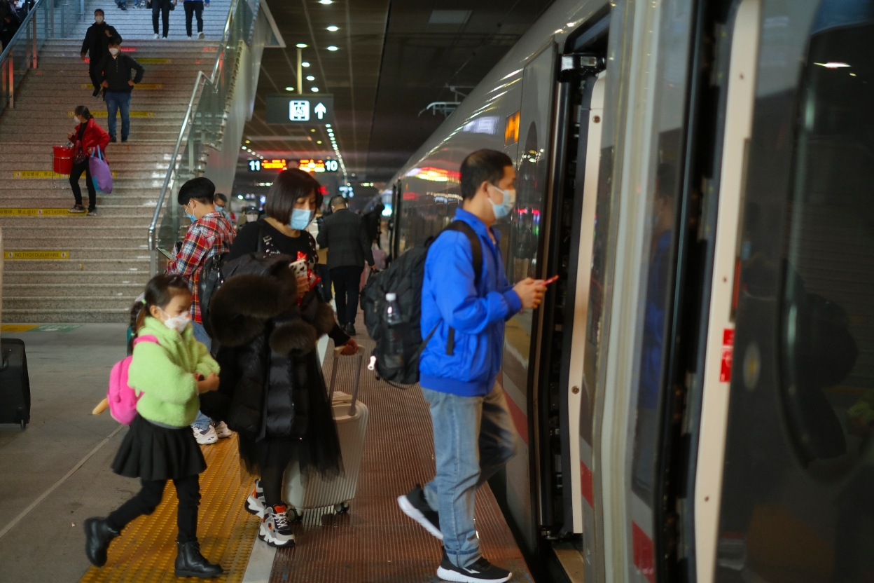 全国铁路9日预计发送1260万人次