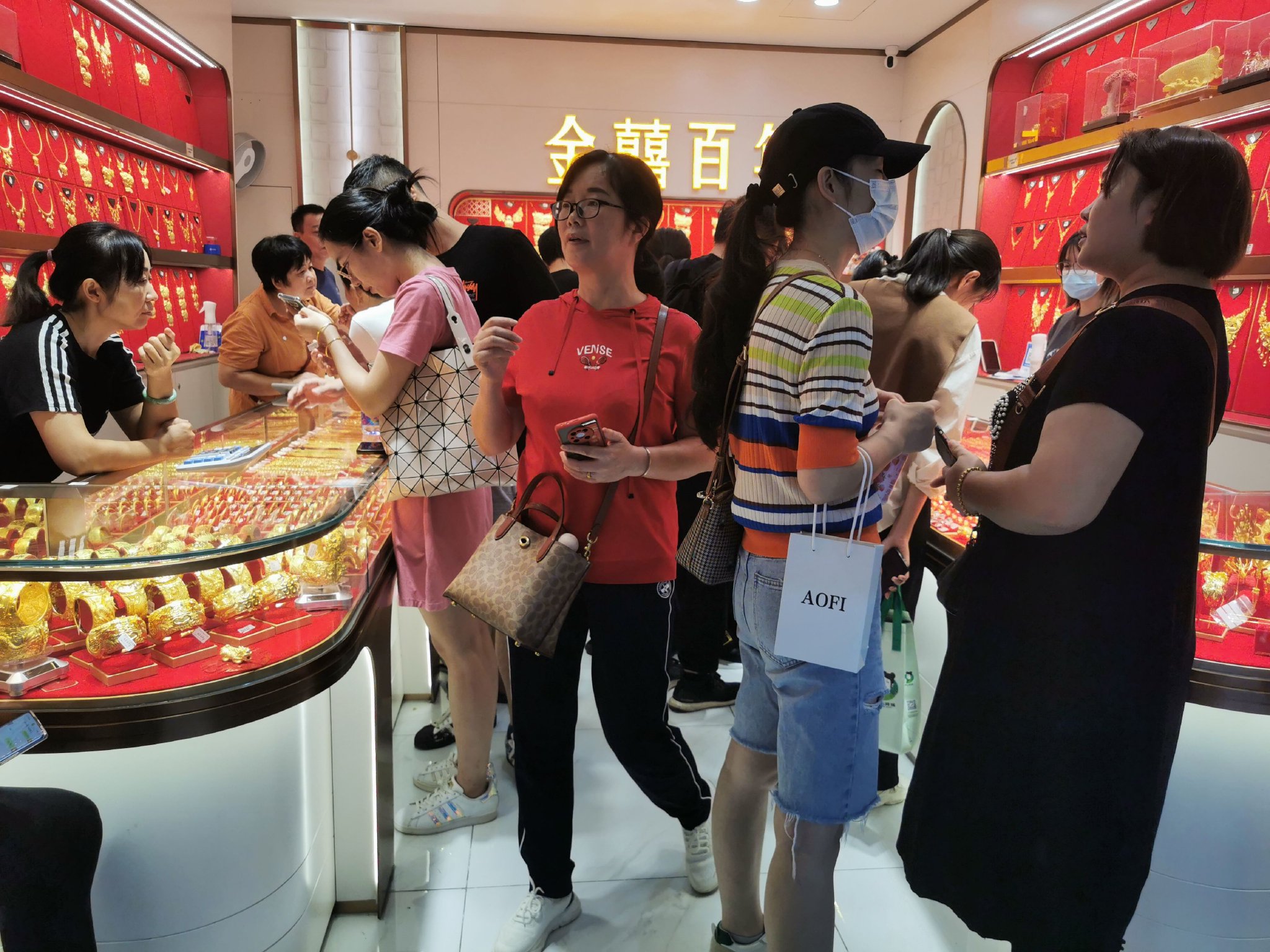 黄金火爆依旧！情人节实探深圳水贝市场：饰金克价逼近700元，成交量增四成