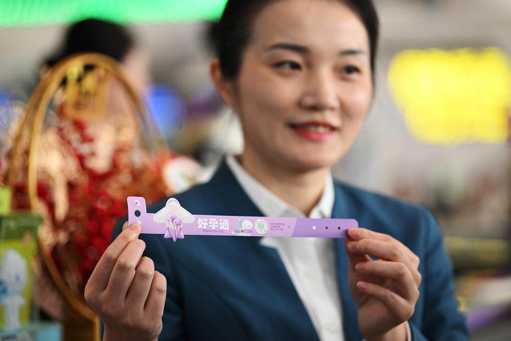 人保伴您前行,拥有“如意行”驾乘险,出行更顺畅!_2025年物联网金融行业发展趋势及产业链结构