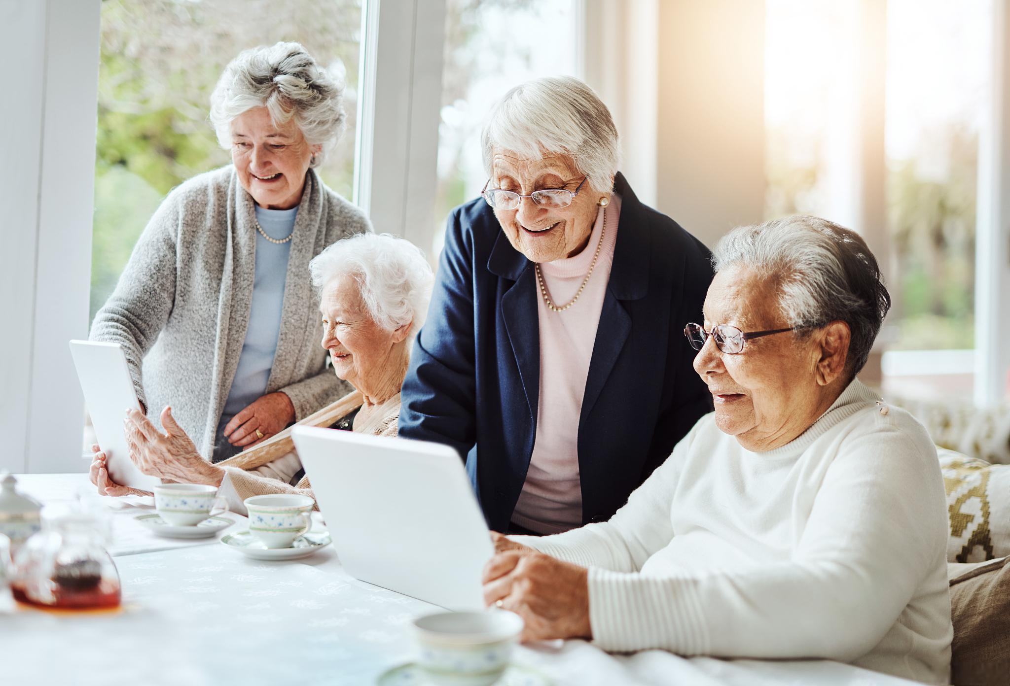 养老产业爆发前夜：2030年中国银发经济万亿市场布局指南(含政策红利)_人保服务 ,人保车险