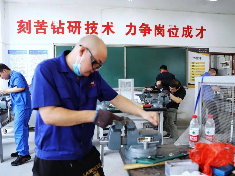 民生主题记者会丨人社部：推动工资分配向生产一线和急需紧缺的技能人才倾斜