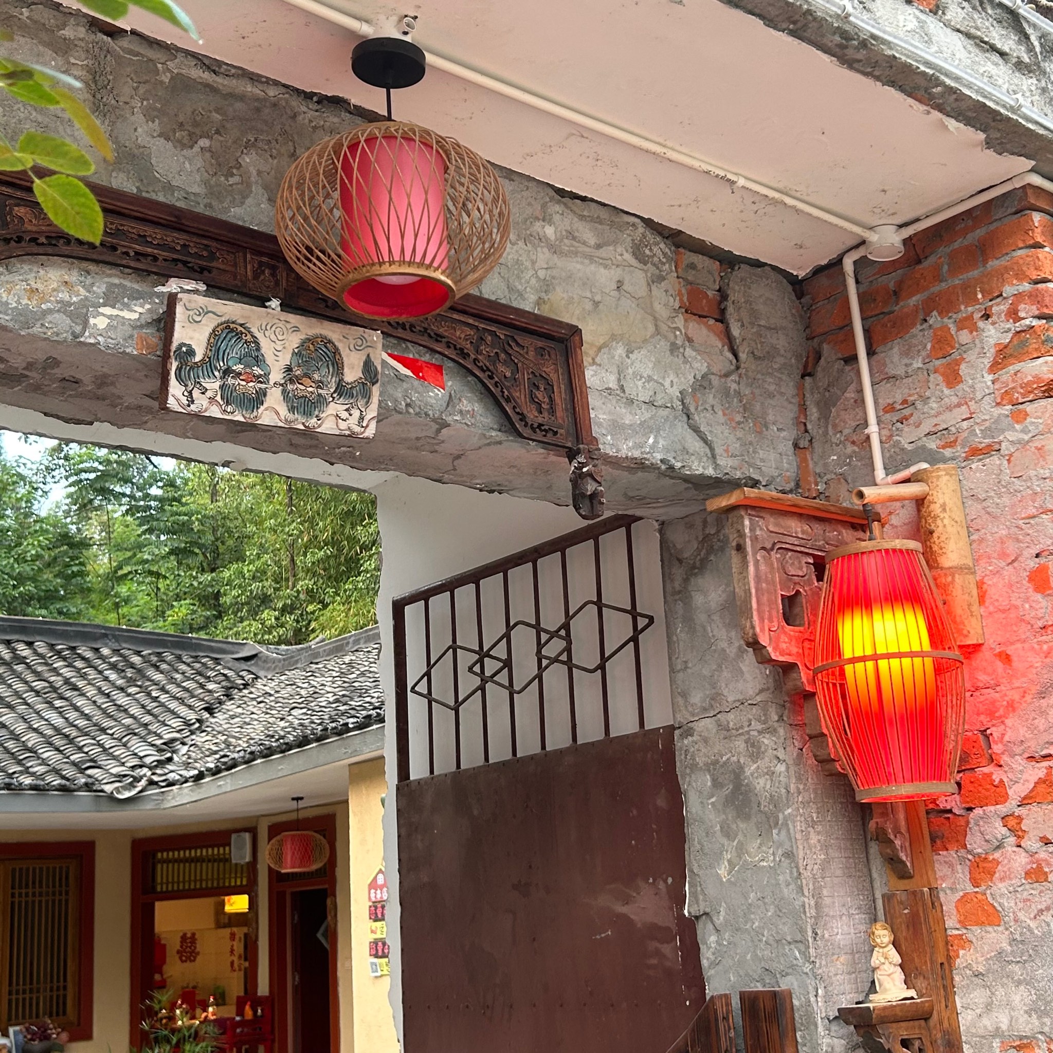 “花田火锅”拉动假期餐饮消费，电影票房破2.3亿