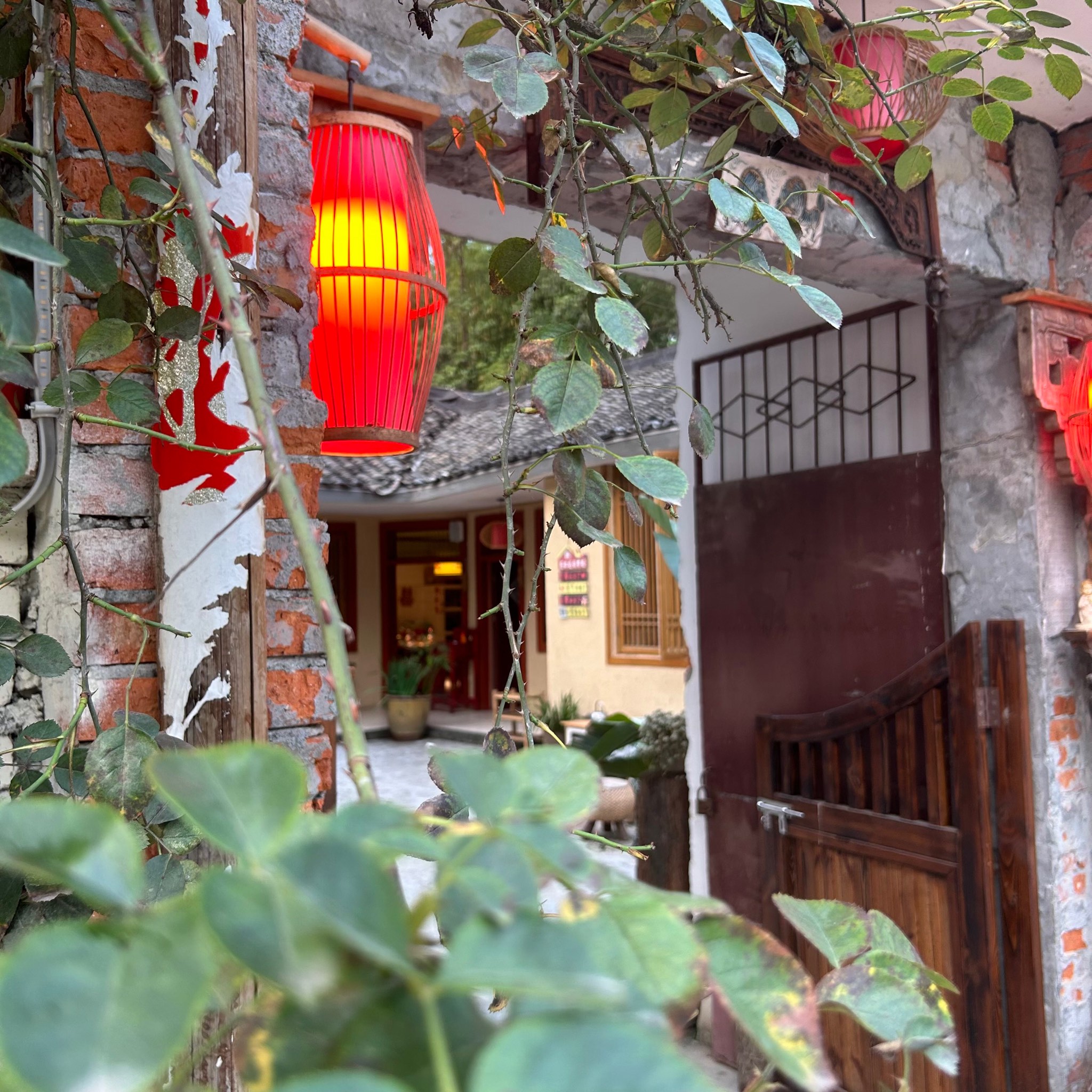 “花田火锅”拉动假期餐饮消费，电影票房破2.3亿