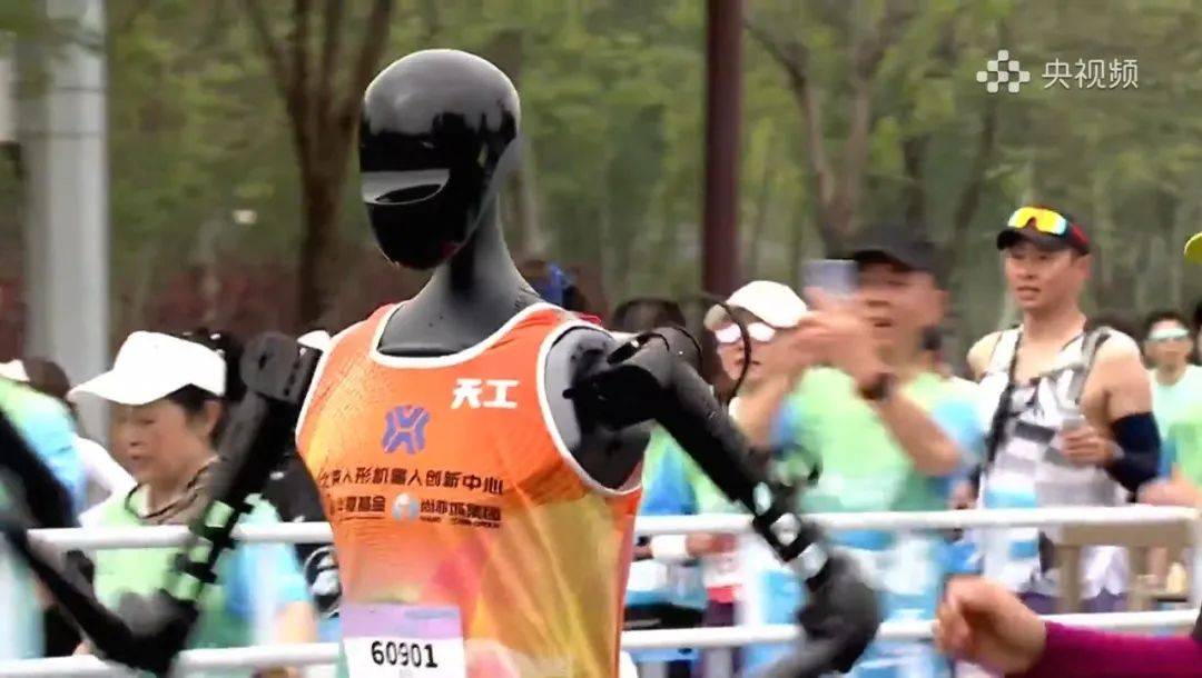 机器人跑马观察:为何穿鞋的不在少数?