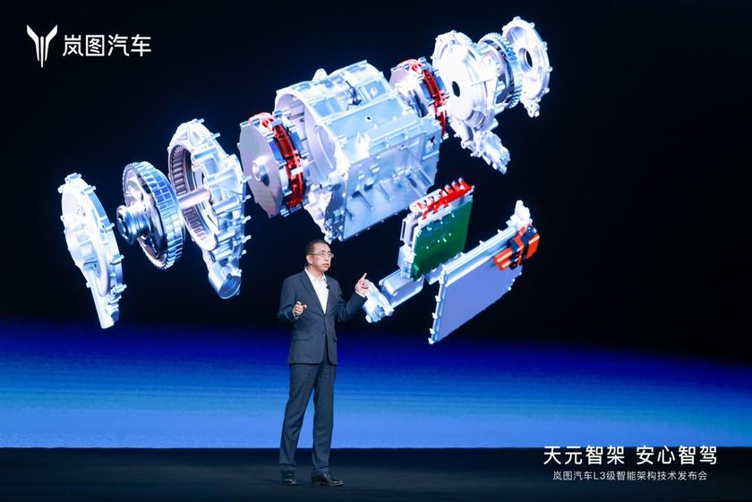 “人机共驾”定责难 智驾险如何破局？