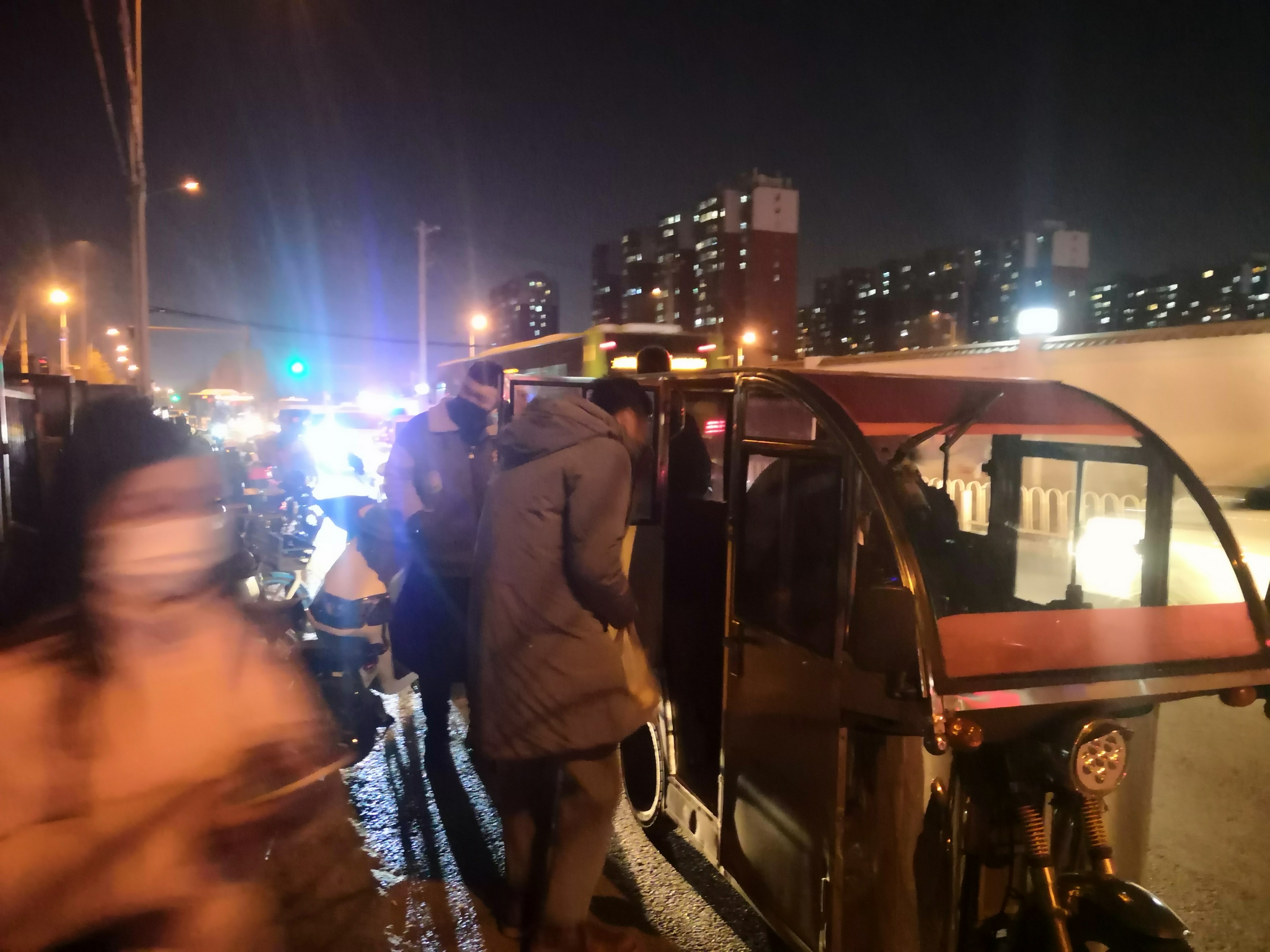 官方提示：端午假期出行不要乘坐站外揽客拼团“黑车”
