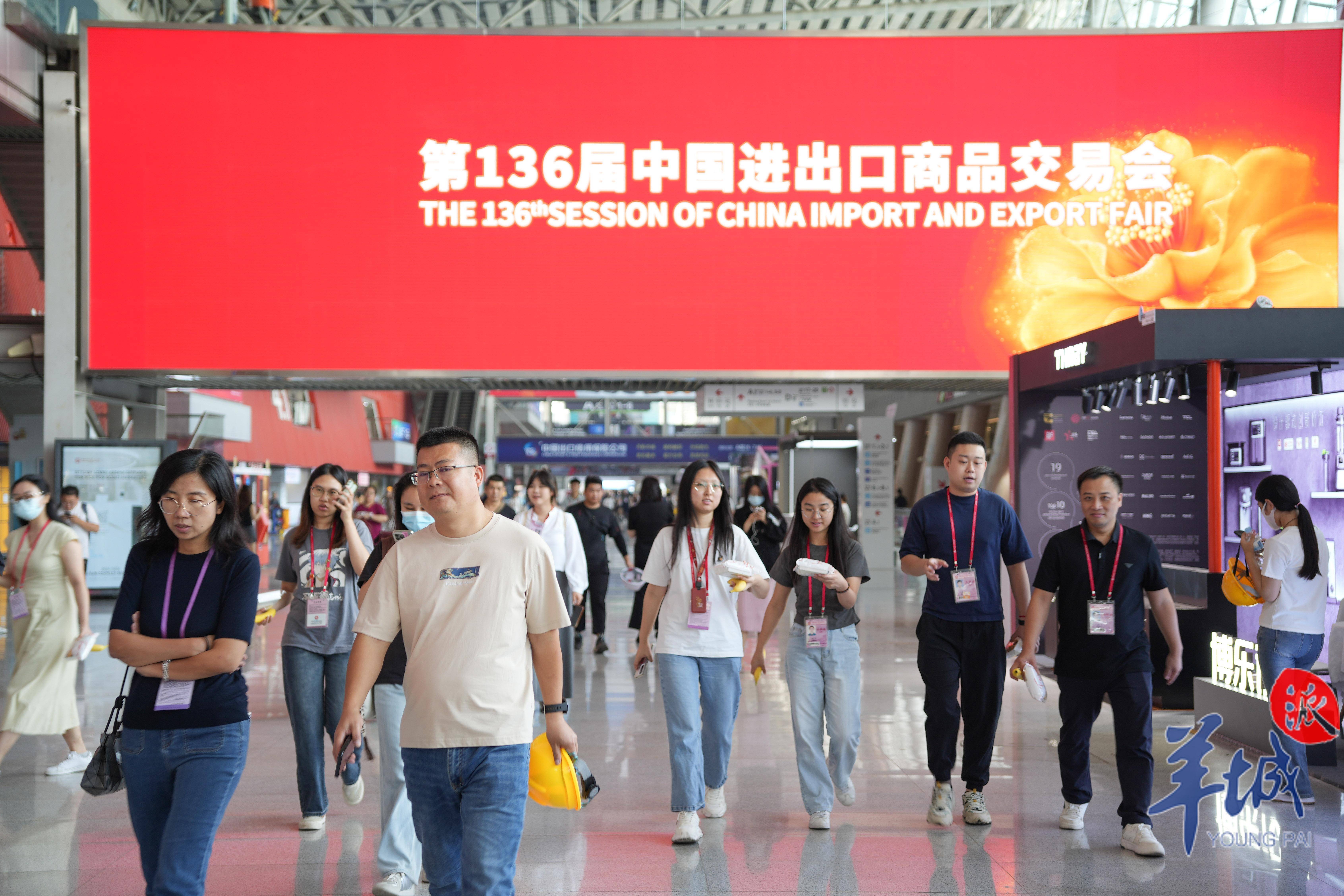 2025年数字贸易行业发展前景预测及投资分析_人保伴您前行,拥有“如意行”驾乘险，出行更顺畅！