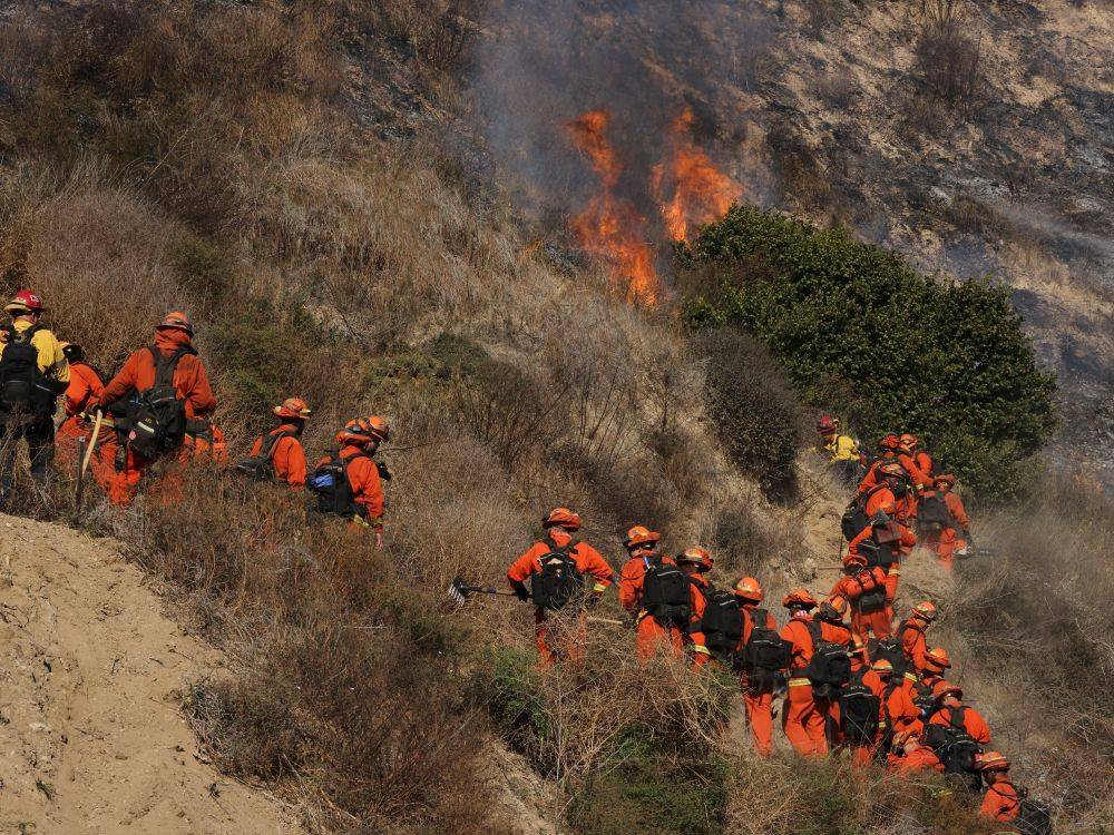 美国加州多地野火蔓延 “福特大火”引发疏散警告