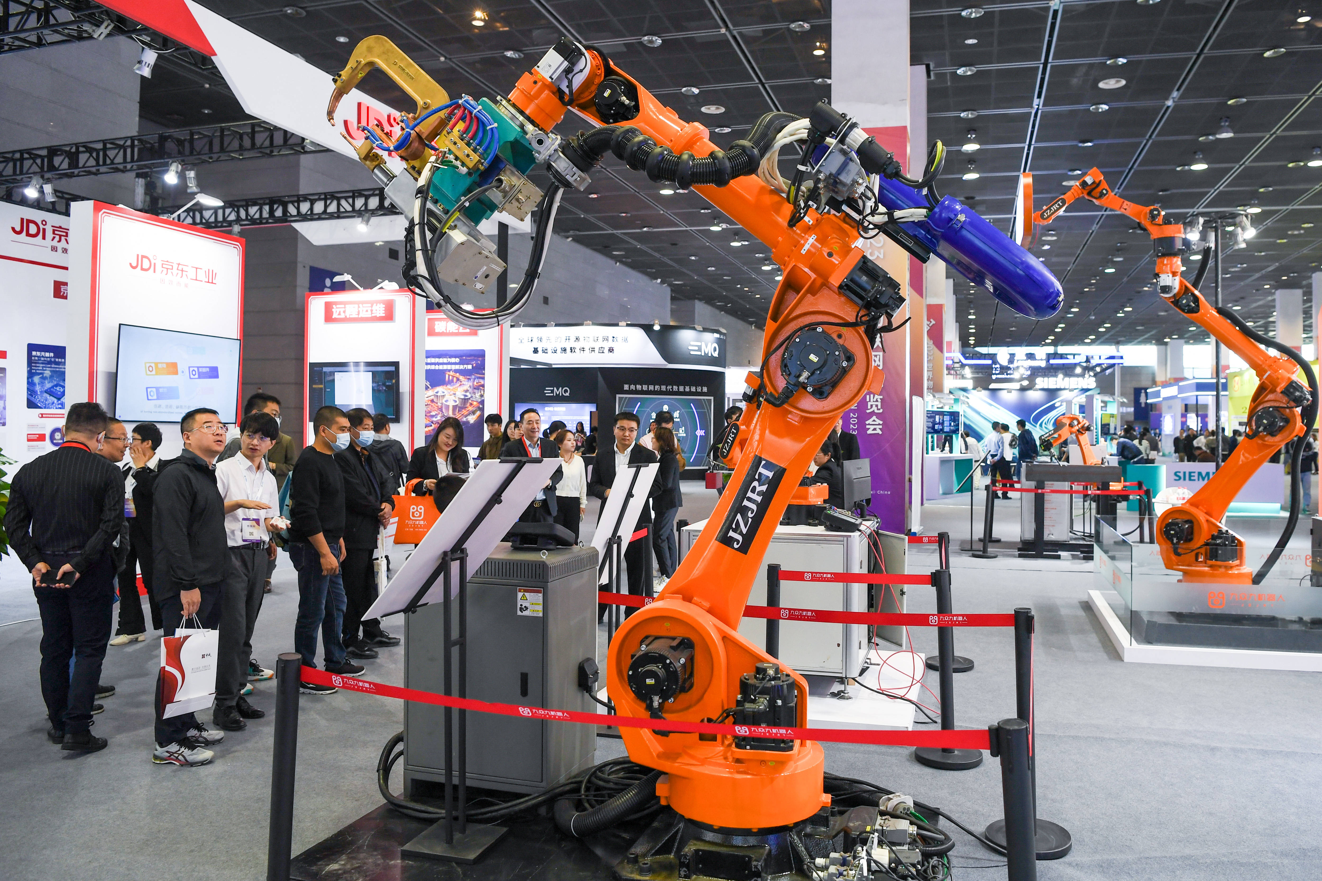 2025汽车物联网行业全景分析与投资前景展望产业竞争白热化,政策红利叠加技术突破_人保服务 ,人保有温度