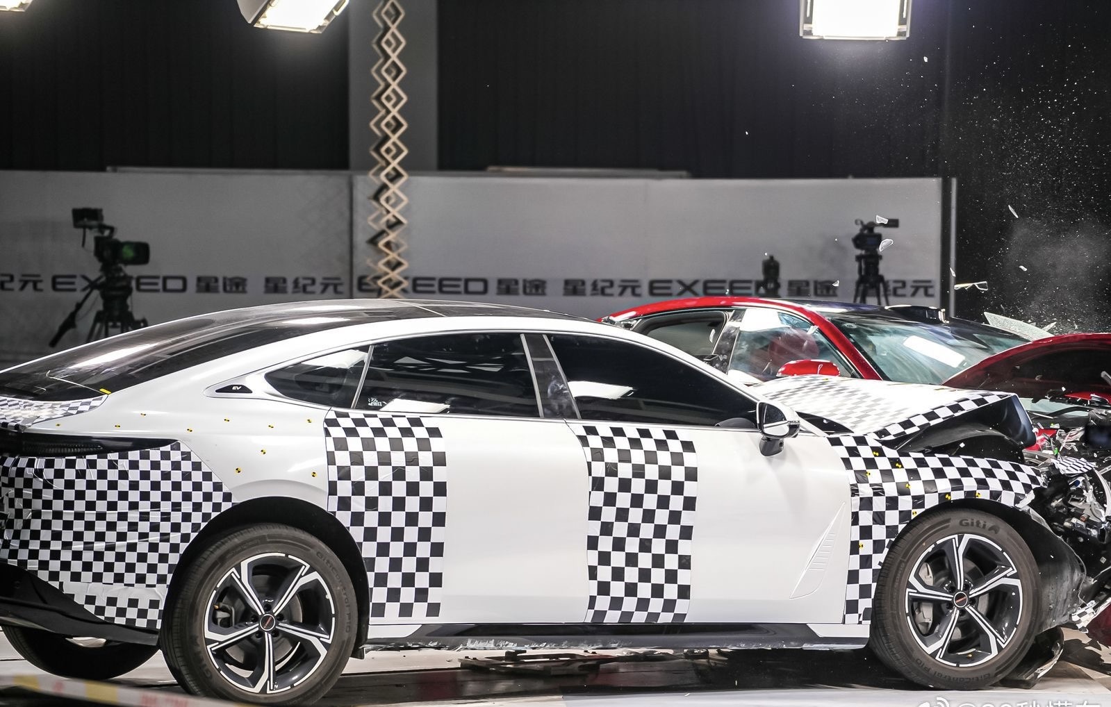 2025年智能手机行业市场现状剖析_人保车险   品牌优势——快速了解燃油汽车车险,人保伴您前行