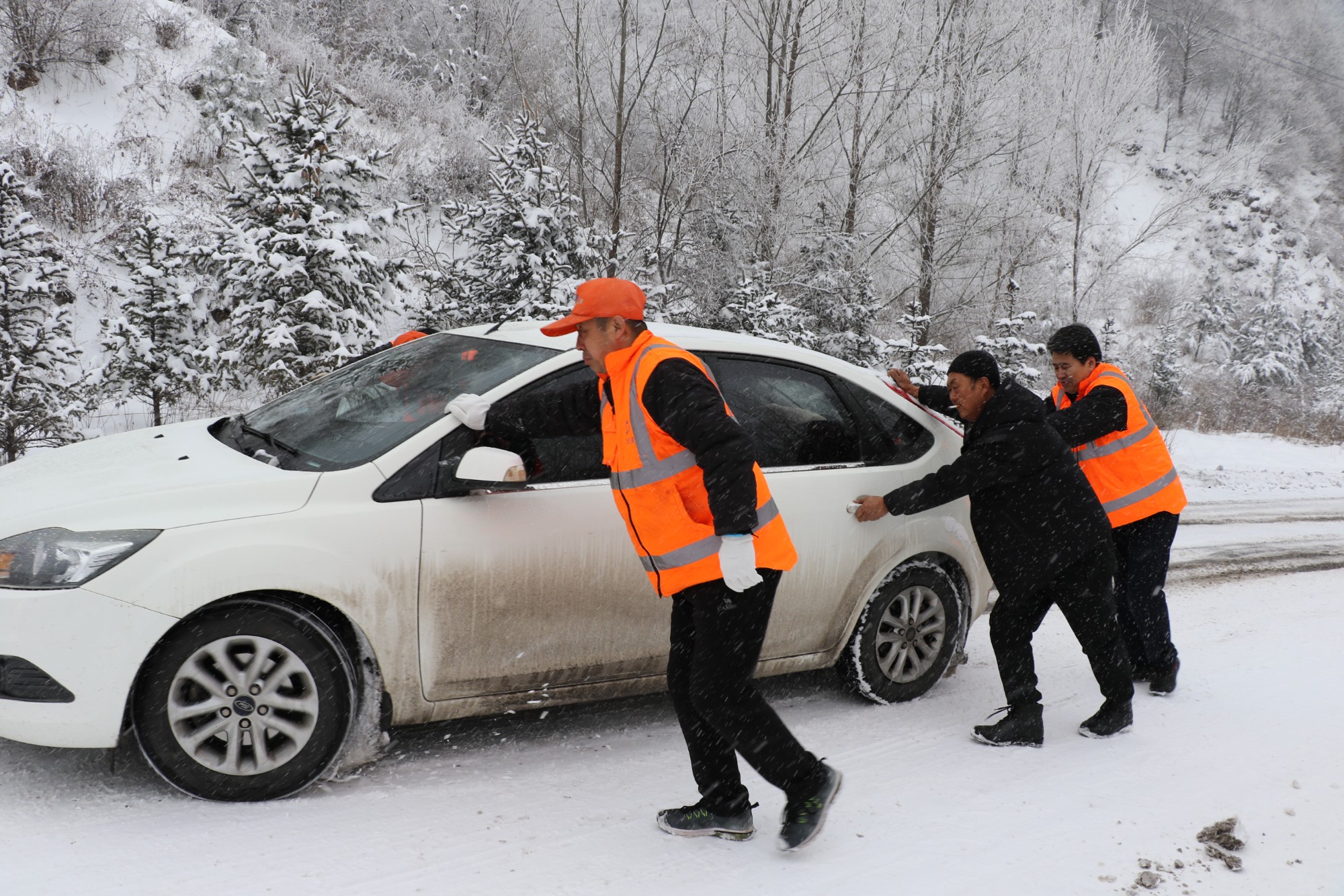 人保服务 ,人保财险 _2025年中国融雪剂行业:绿色化转型,谁能抓住“冰雪商机”?