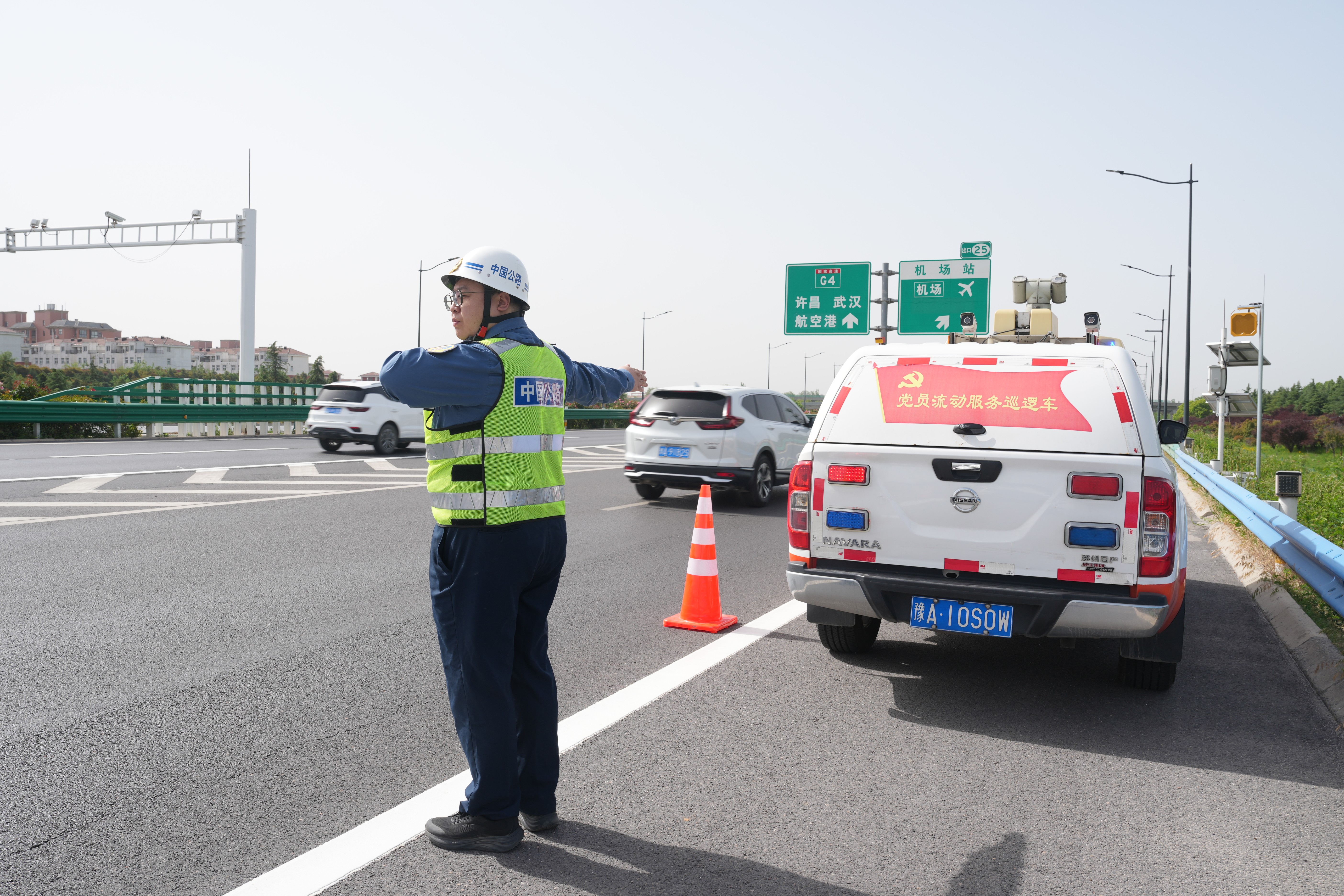 人保服务,拥有“如意行”驾乘险，出行更顺畅！_黄金首饰行业市场现状分析：2025年上半年国内黄金首饰消费量大跌