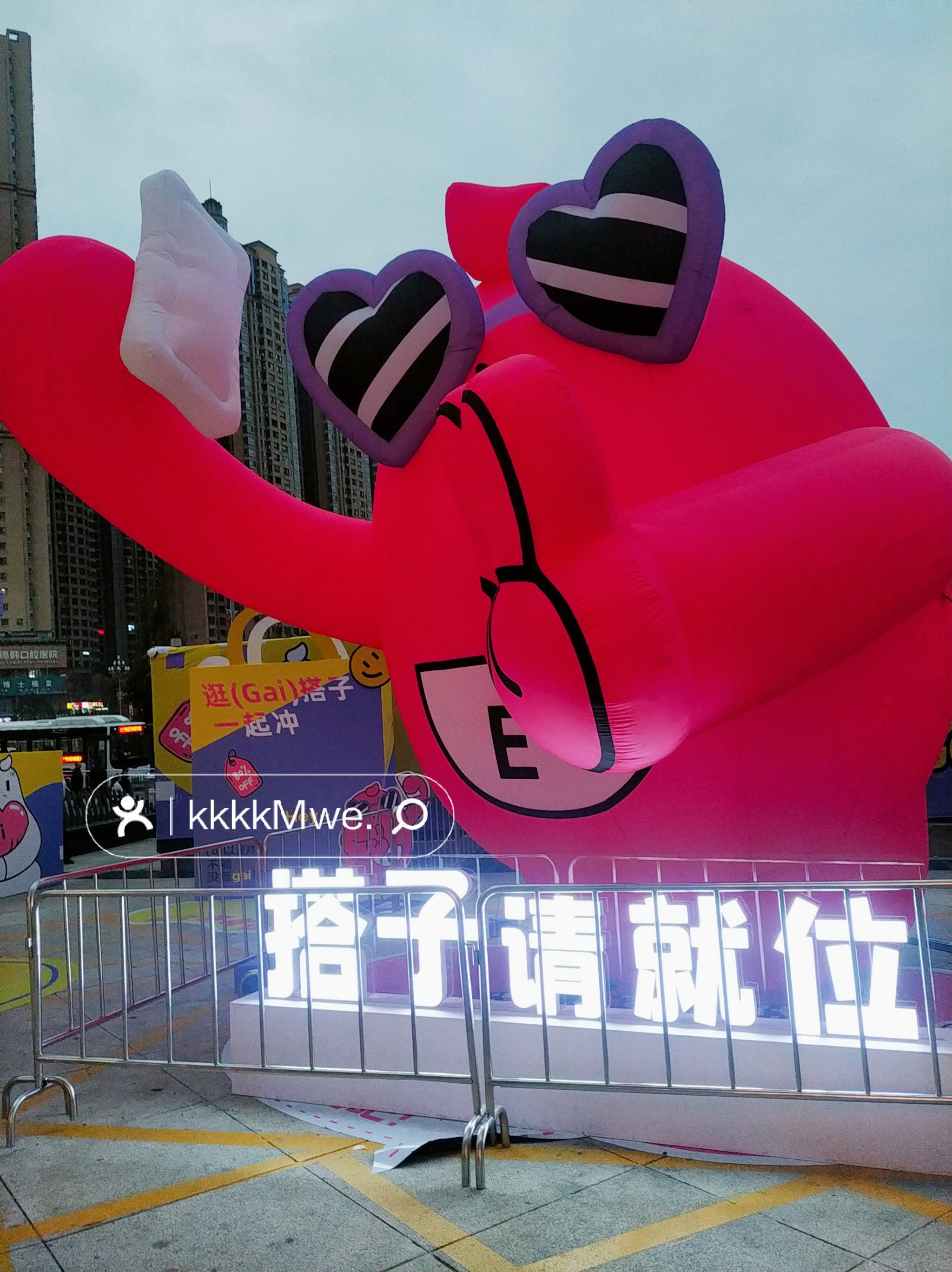 探店1天｜1折买LV！这家二手商品店为何成打卡地？