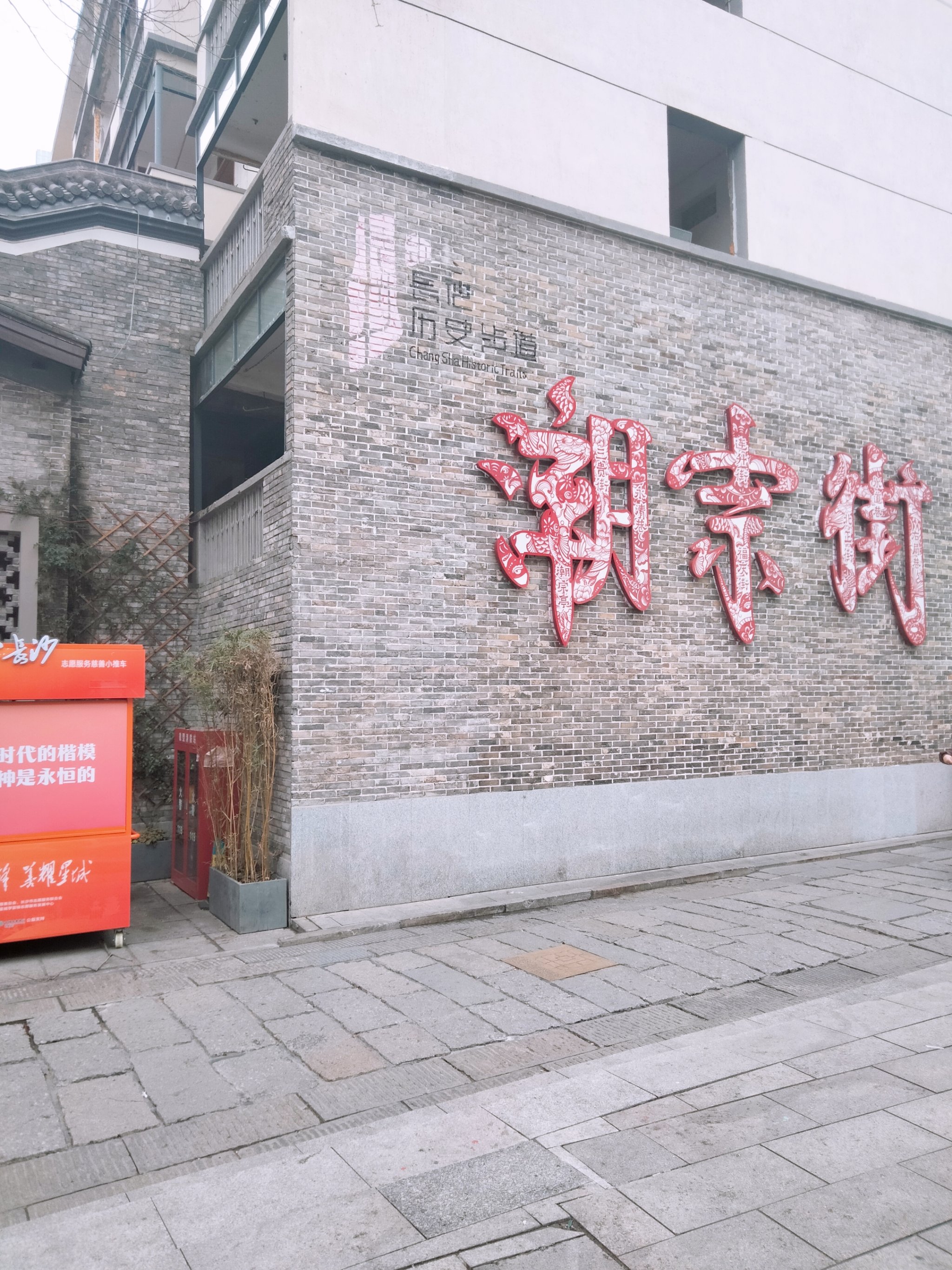探店1天｜1折买LV！这家二手商品店为何成打卡地？
