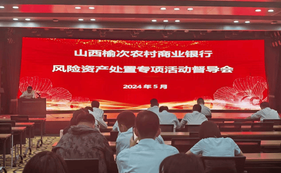 “打飞的”赴港签单，暑期投保火热 监管提示风险
