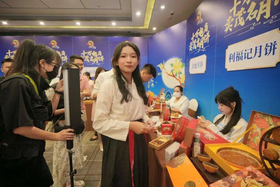 “中国月饼名城”广东茂名月饼开订 海外订单同比增长两成