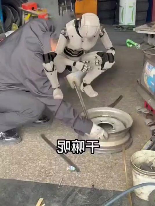 “每20分钟就得跳一次舞，机器人都累冒烟了”
