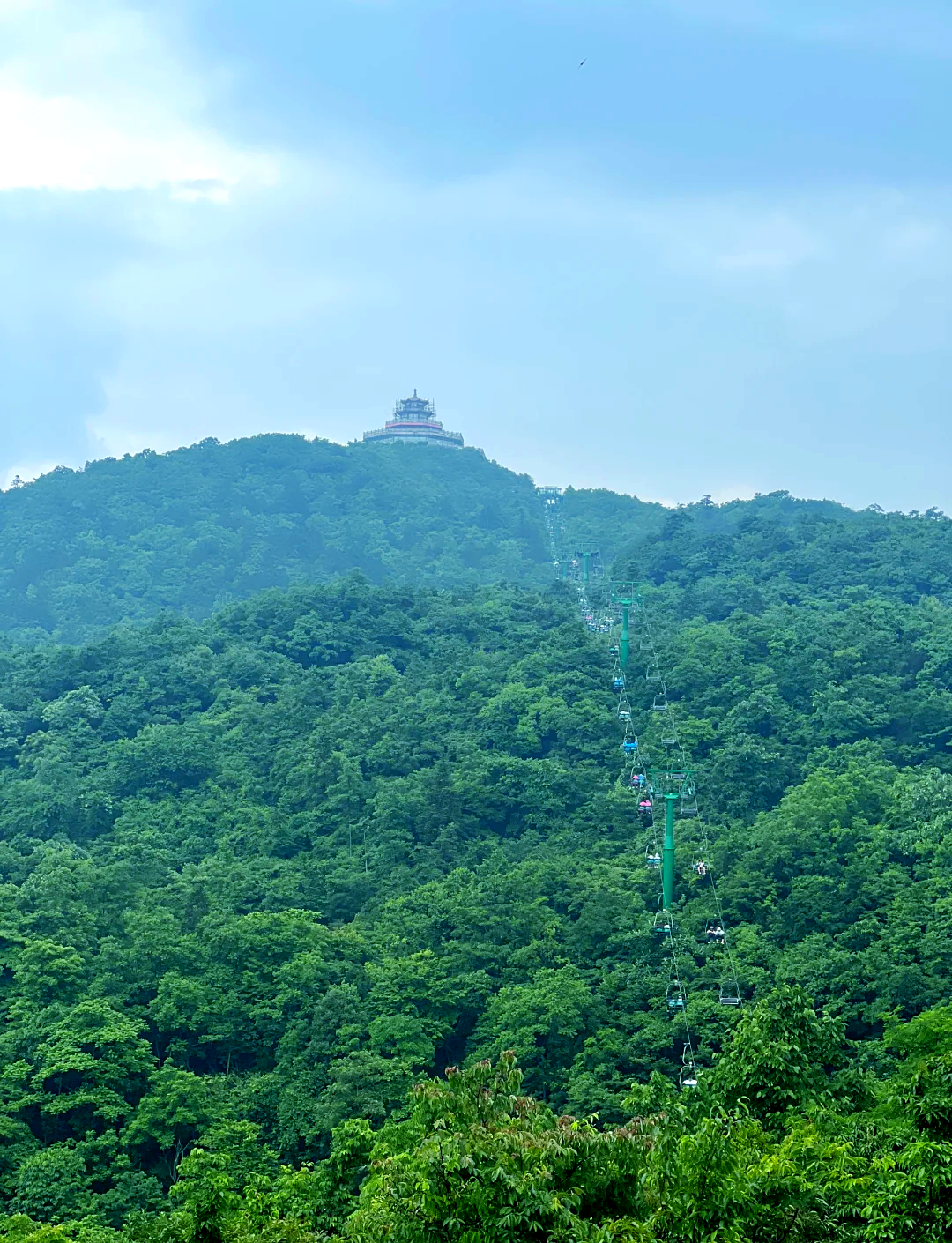 40名选手在张家界天门山999级天梯展开巅峰对决