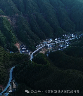 （走进中国乡村）从废弃矿区到“天上宫阙” 江西“仙侠山谷”引客来