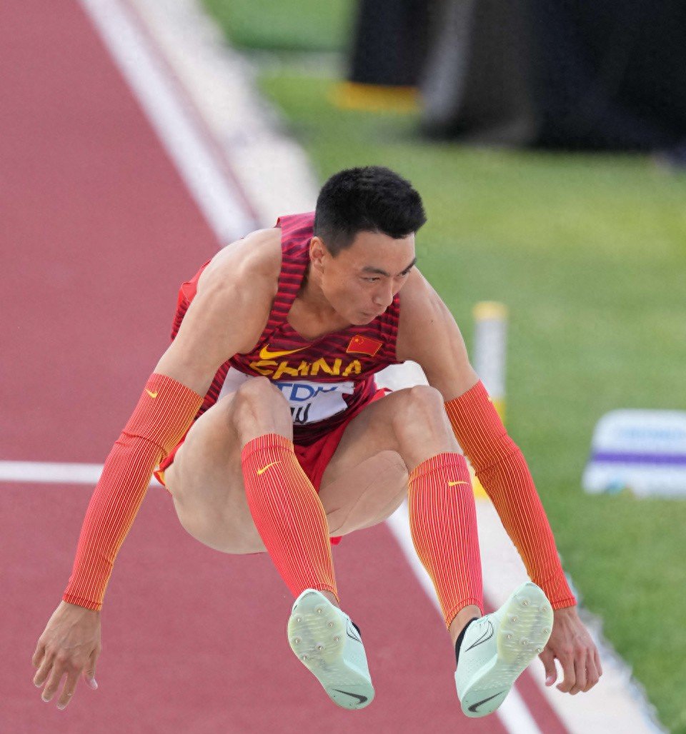 田径世锦赛：石雨豪斩获男子跳远铜牌