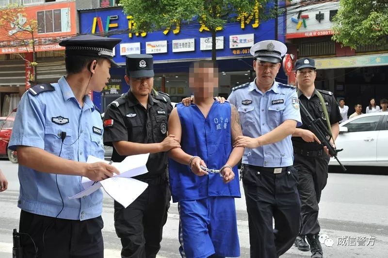 警方通报“谢某某穿警服直播带货”：依法对其处以行拘7日