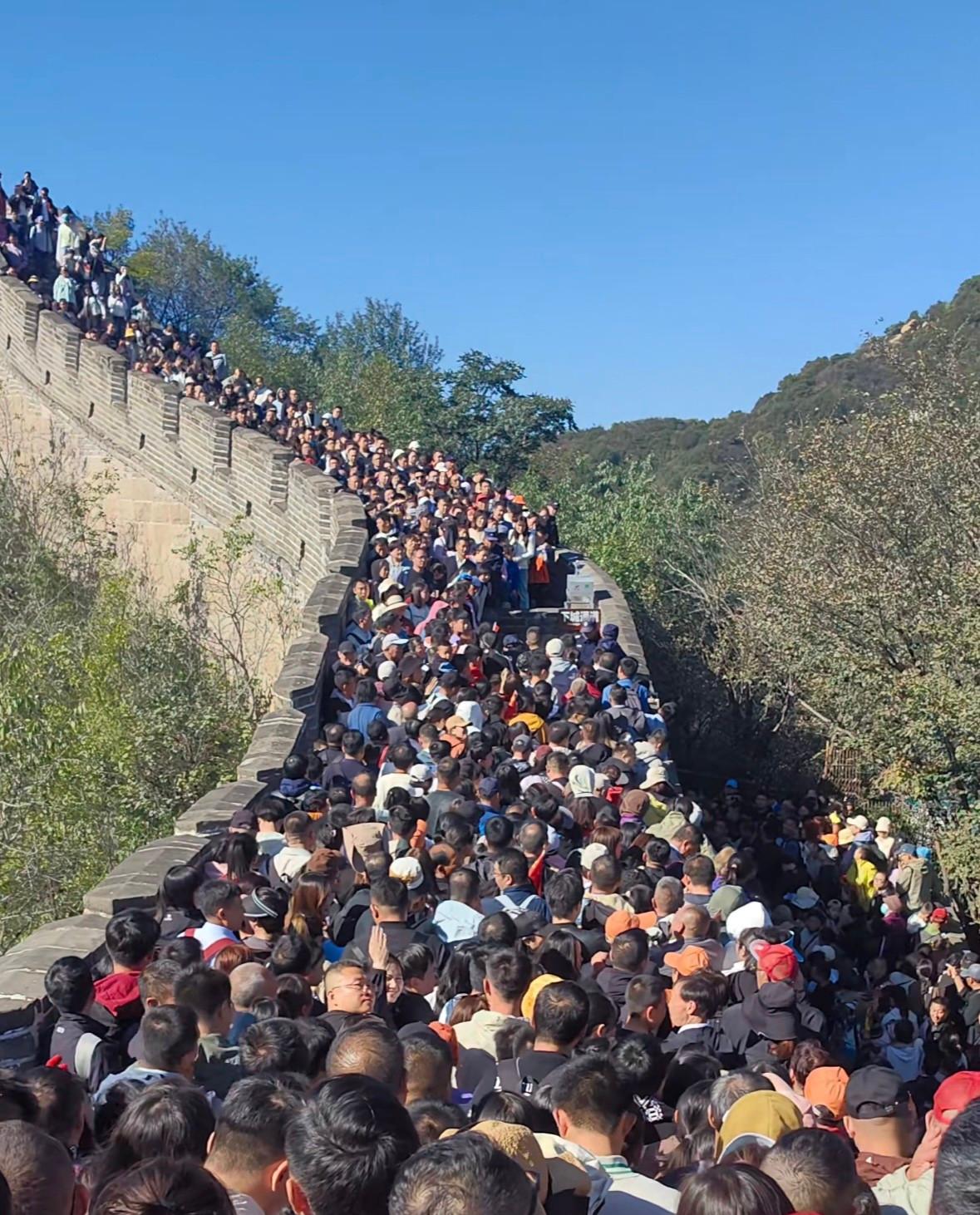 上海：市民在户外品尝美食 感受假期生活
