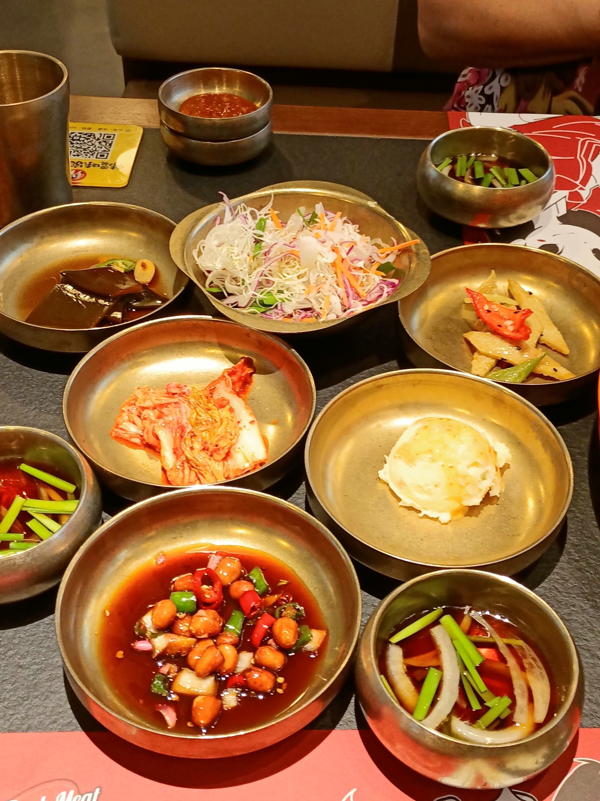 上海：市民在户外品尝美食 感受假期生活