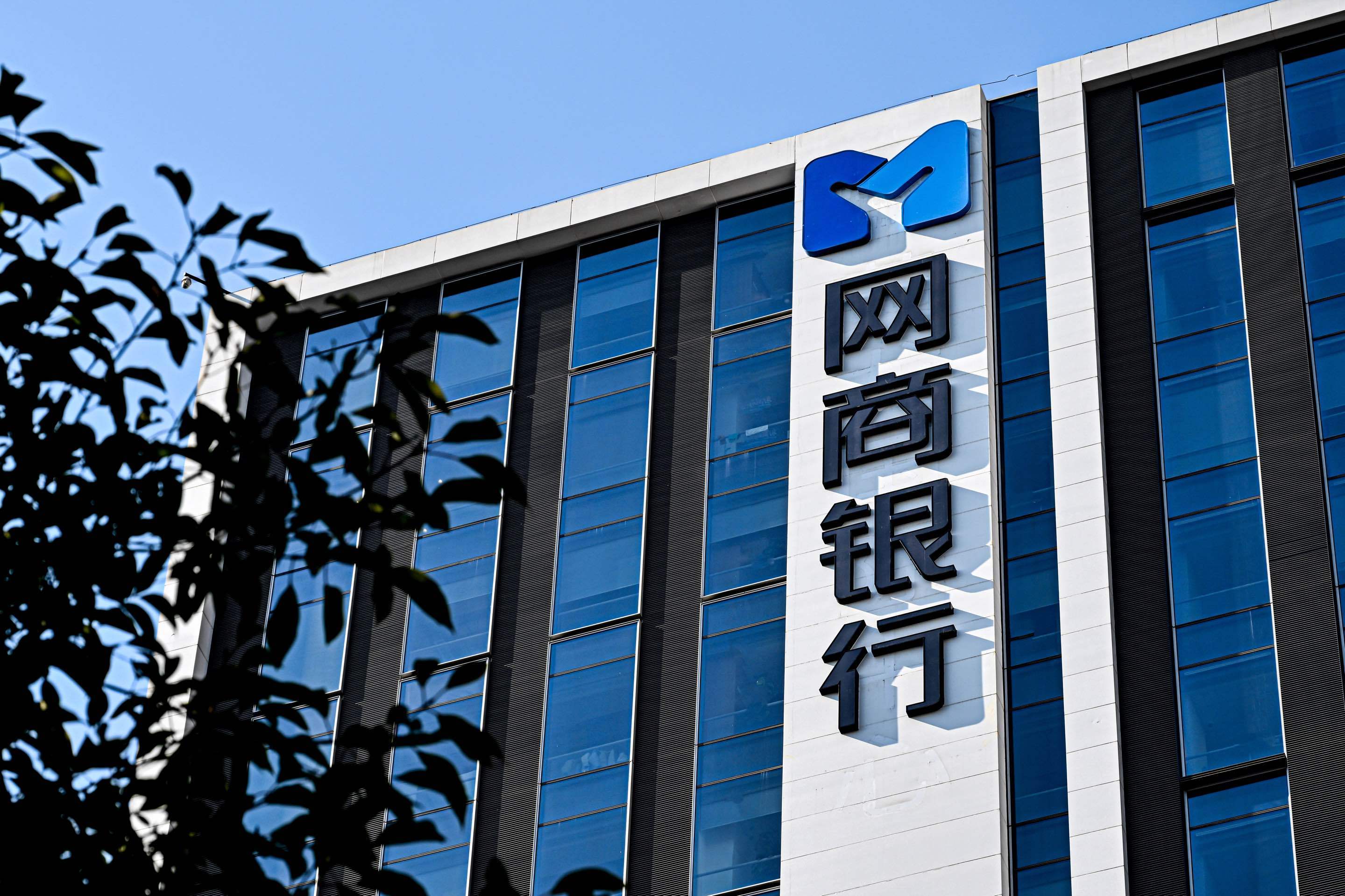 不良资产加速“甩卖”背后：资产质量与盈利压力下中小银行谋求主动优化