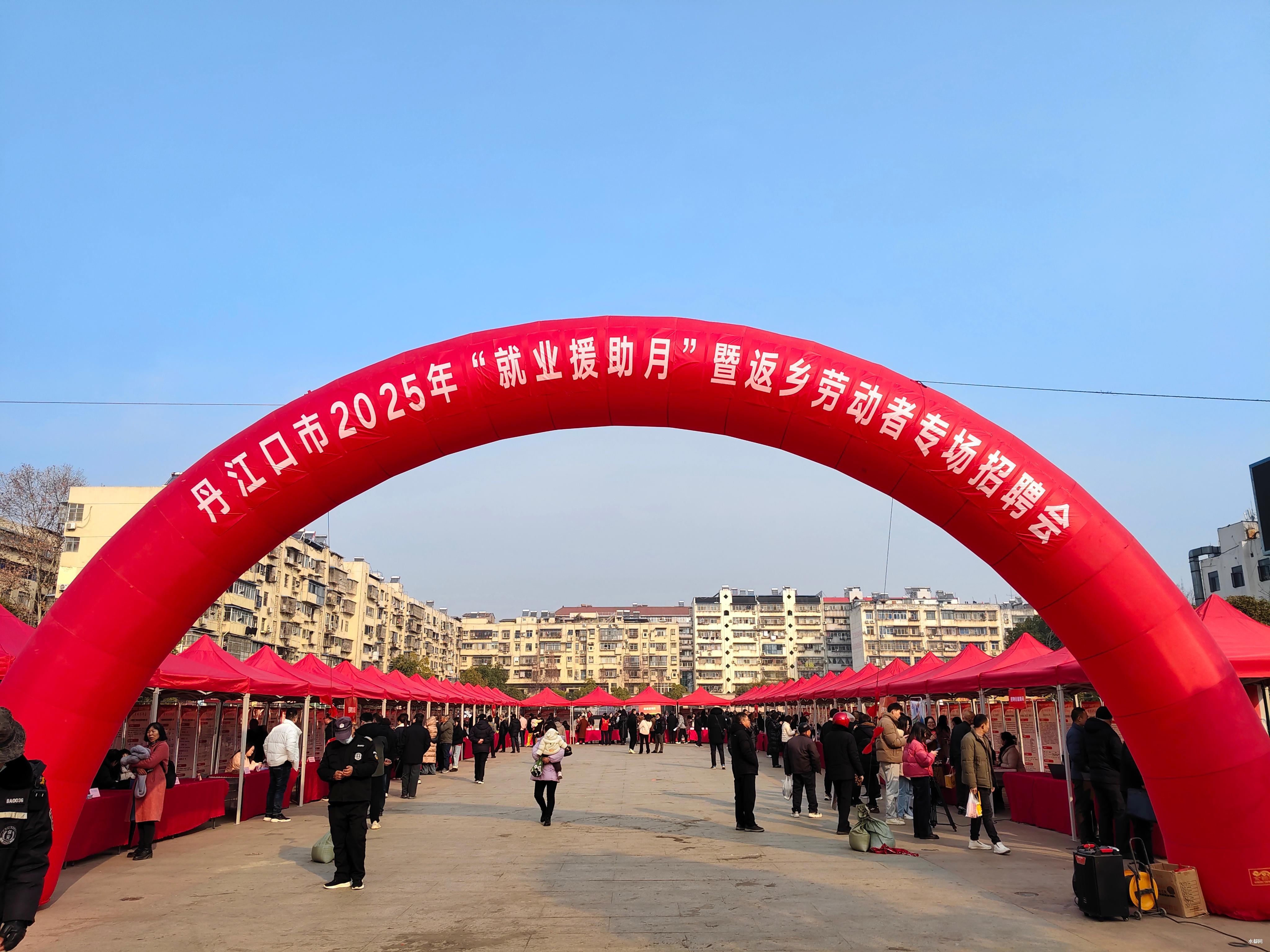 第三届重庆三峡人才节大型招聘会成求职者 “寻岗热地”