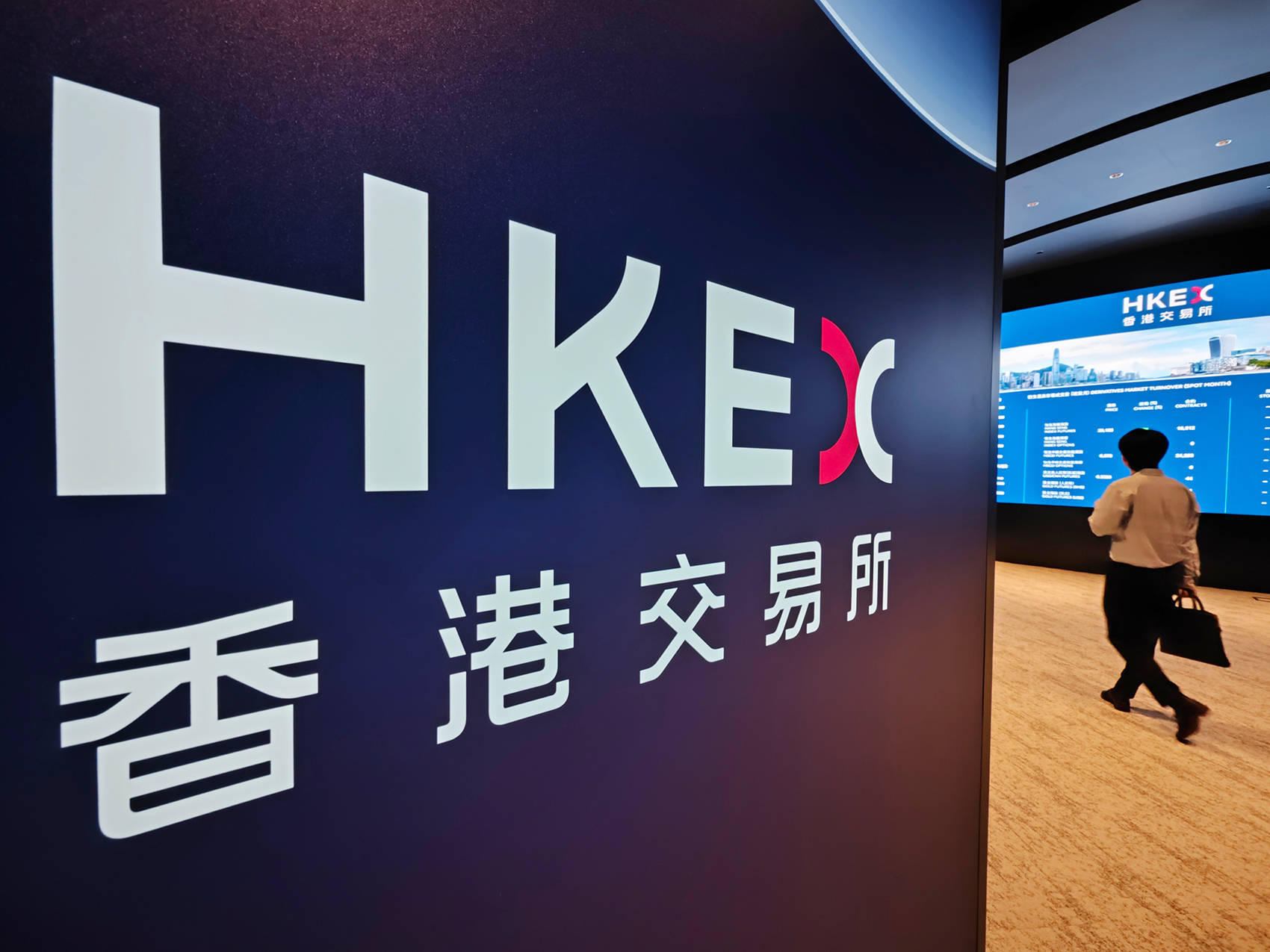 上市银行增持潮涌，股东高管险资密集入场