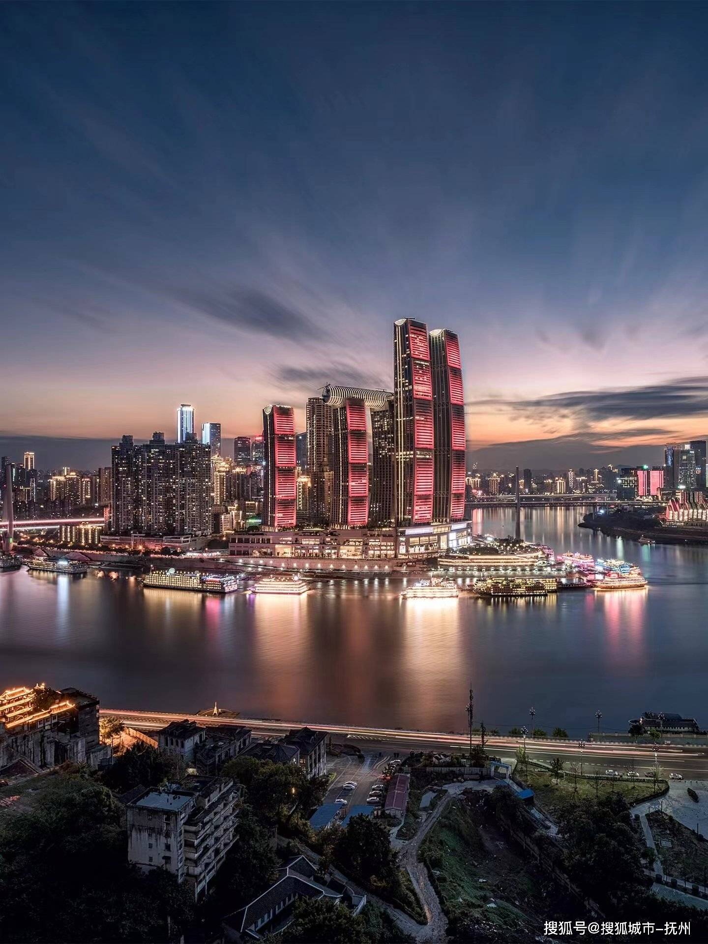 重庆一悬空栈桥开放 “魔幻8D”城市又添打卡点