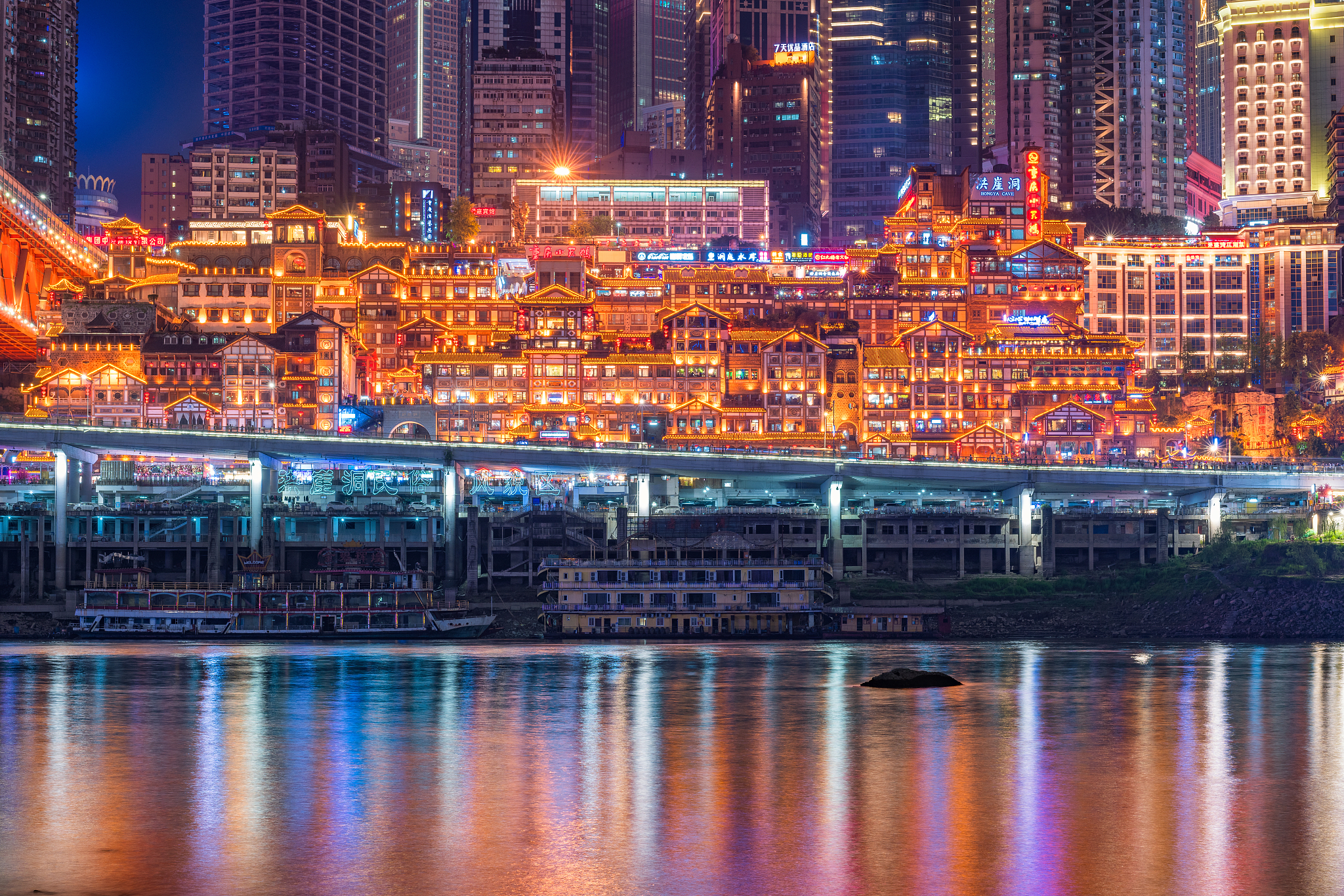 重庆一悬空栈桥开放 “魔幻8D”城市又添打卡点