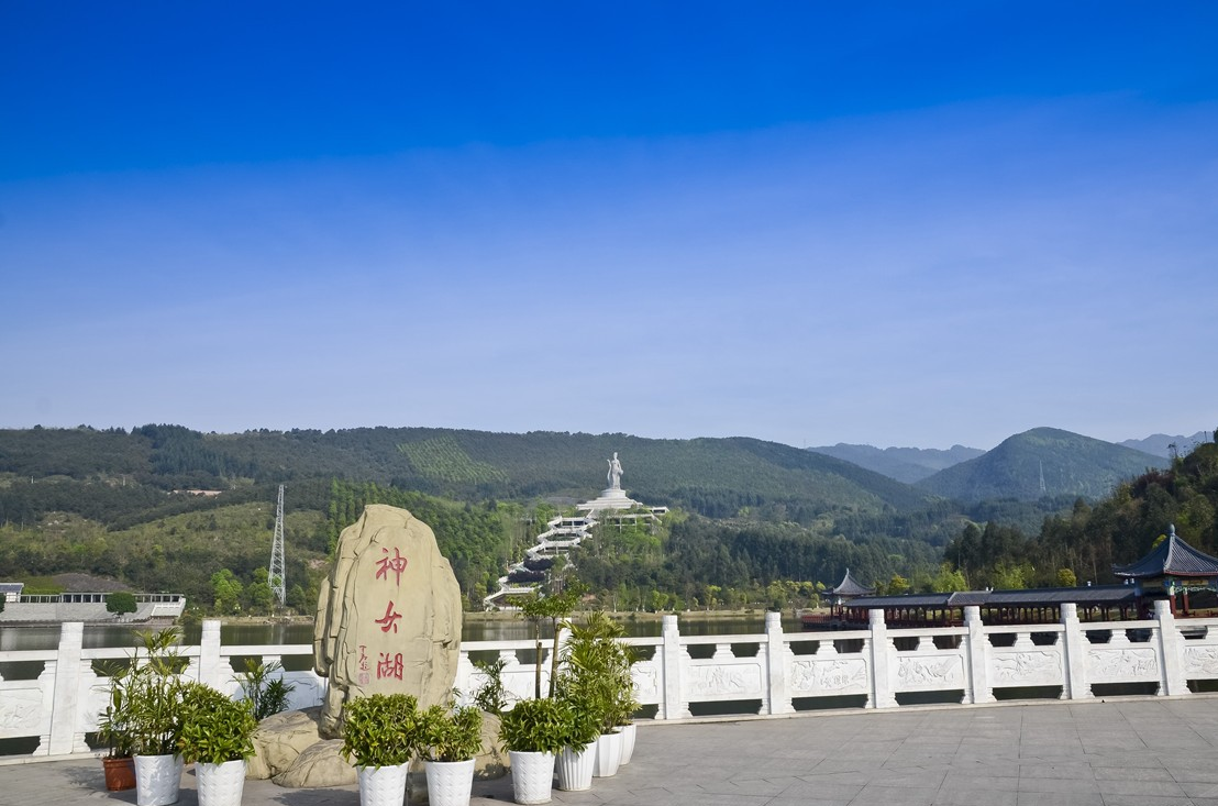 重庆一悬空栈桥开放 “魔幻8D”城市又添打卡点