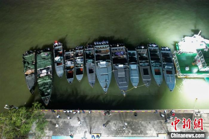 广西防城港海警局1小时查扣2万余条走私香烟