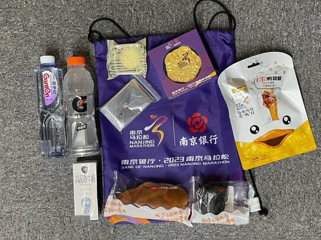 郑州马拉松市集开市 文博文创产品圈粉跑友