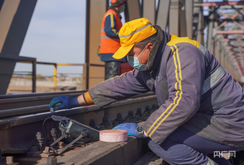 “钢轨医生”:坐着“房车”做“B超” 每年检测线路约3万公里