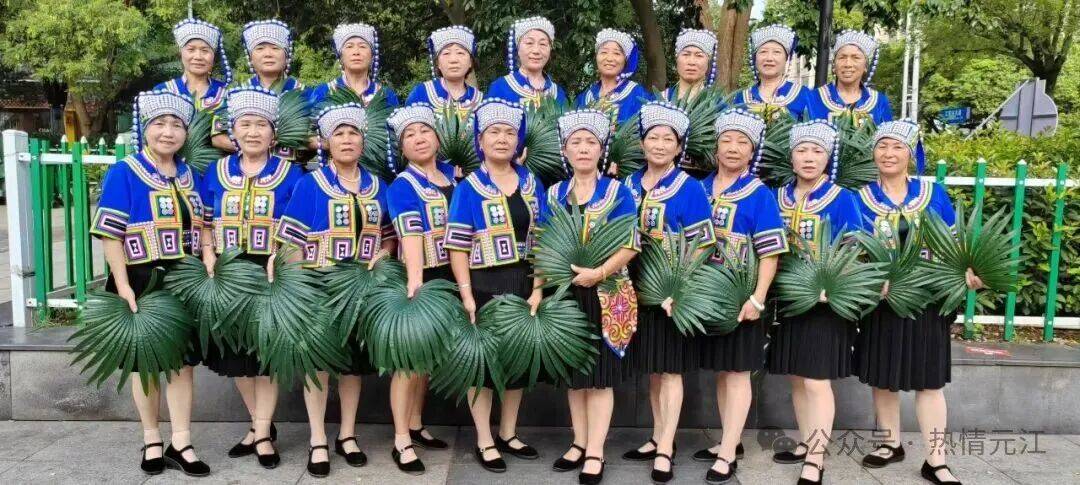 云南元江千人共跳棕扇舞