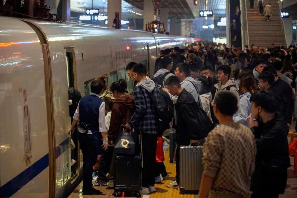 前10月全国铁路发送旅客39.5亿人次,同比增长6.4%