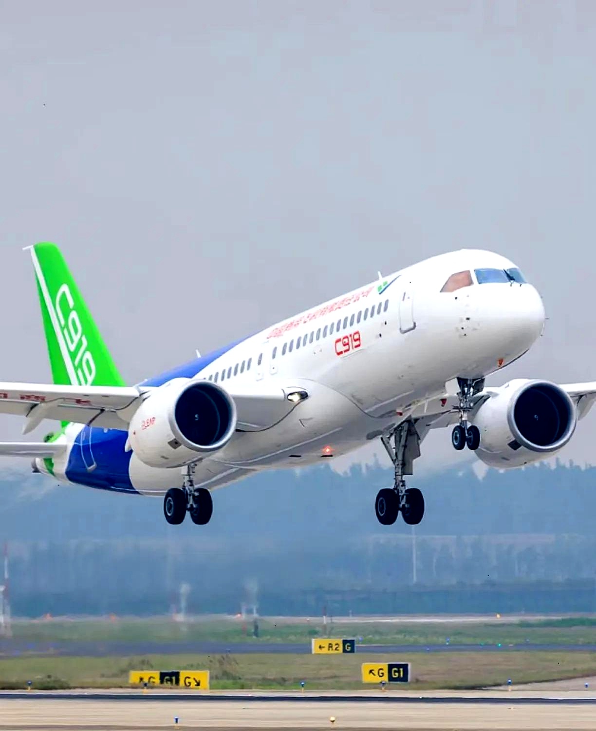 中国C919和C909飞机参加迪拜航展首次亮相中东