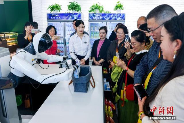 海外华文媒体走进安徽休宁：“小开关”何以连接全球汽车链？