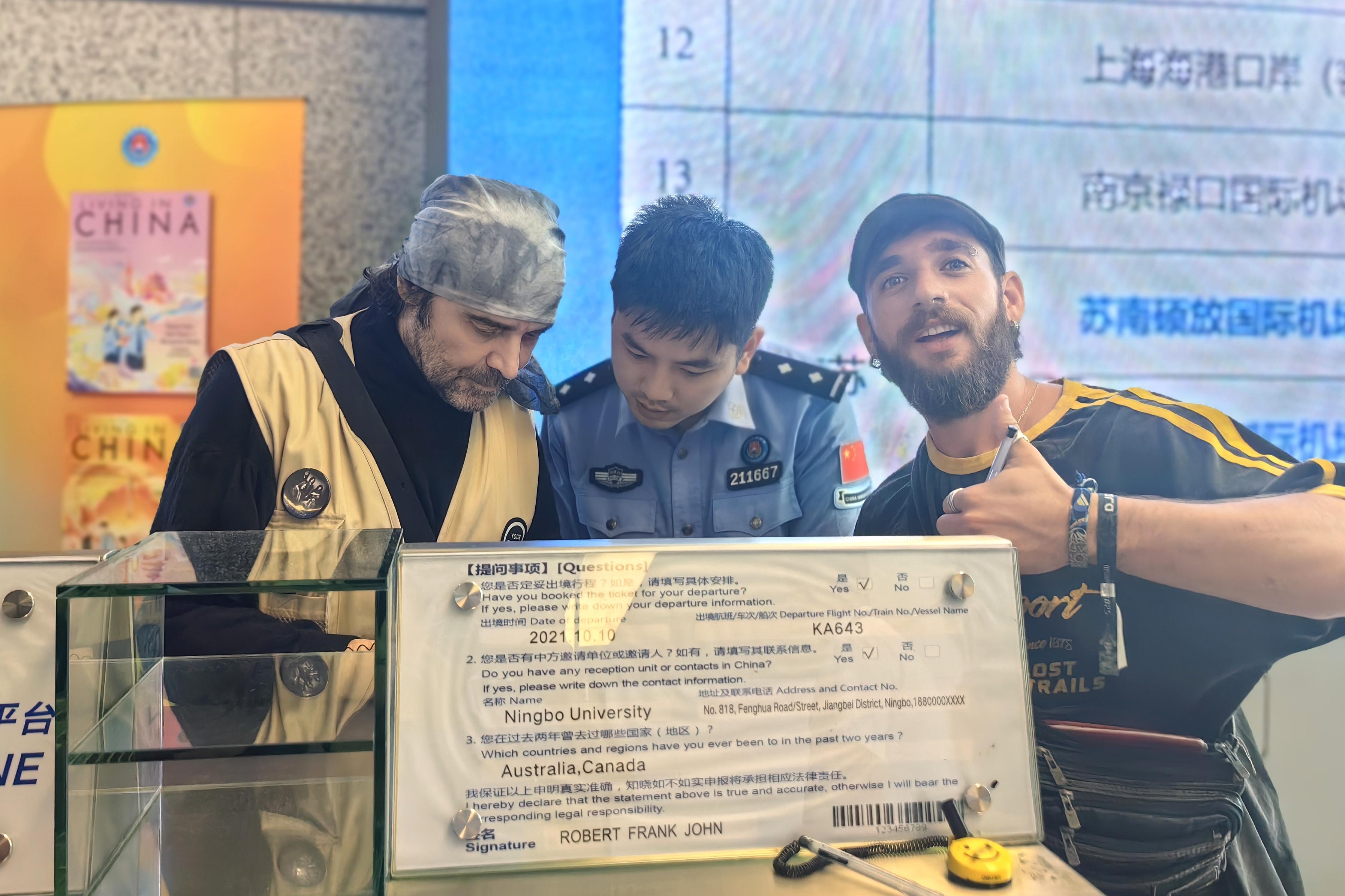 外国人入境卡在线填报新政落地 外籍旅客点赞“指尖上的便利”