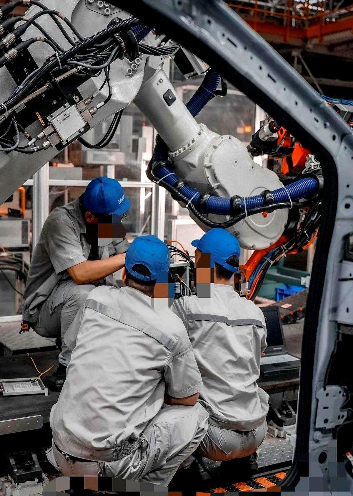 产业一线｜车间里的机器人“同事”，让汽车下线速度快了一倍