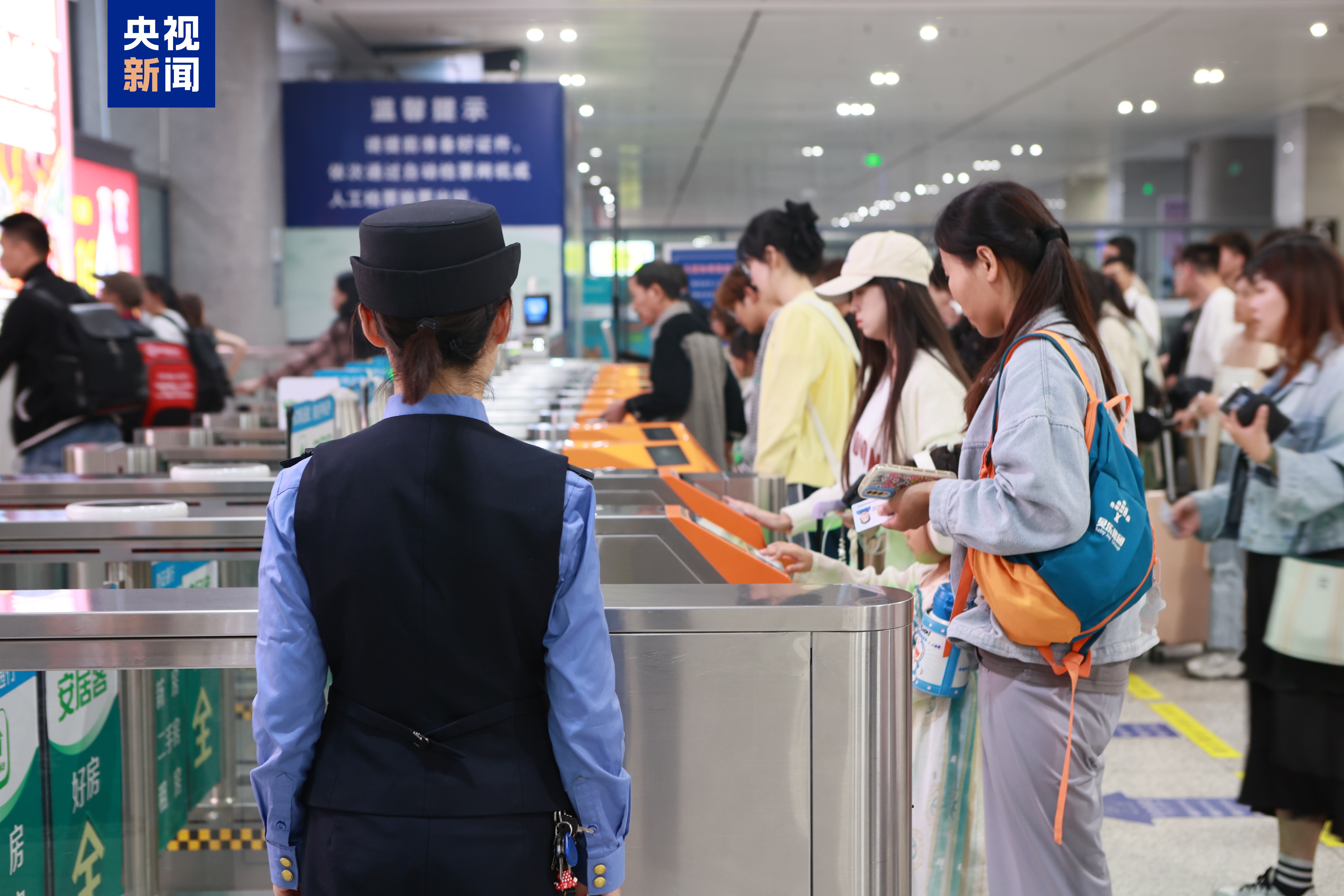 云南铁路今年以来发送旅客突破1亿人次