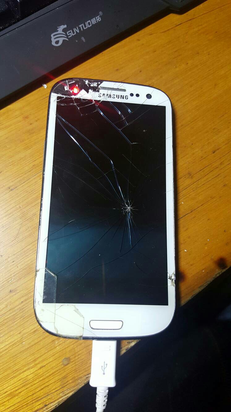 三星瑕疵屏幕引爆手机业“绿线门”，大厂售后按闹分配被吐槽