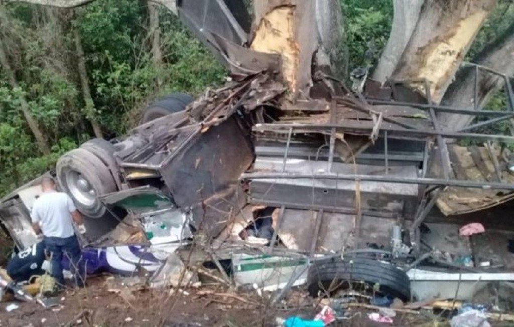 墨西哥一旅游巴士侧翻致27人伤亡