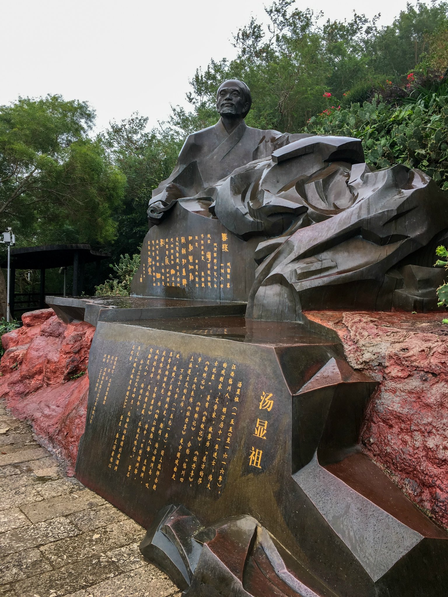 2025年涠洲岛绿地毯影视周举办 探讨影视产业绿色转型