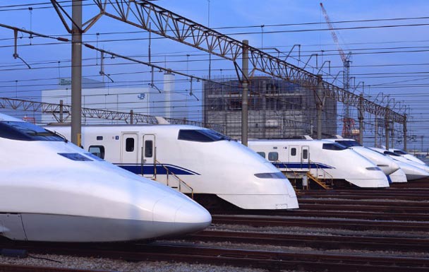 第八届“一带一路・七彩云南”汽车拉力赛在昆明发车