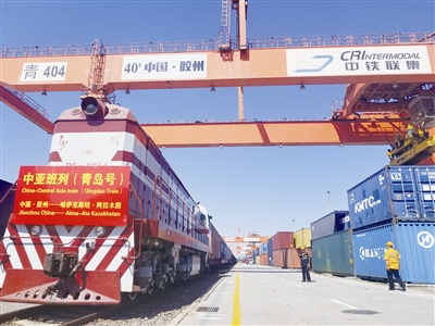 第八届“一带一路・七彩云南”汽车拉力赛在昆明发车