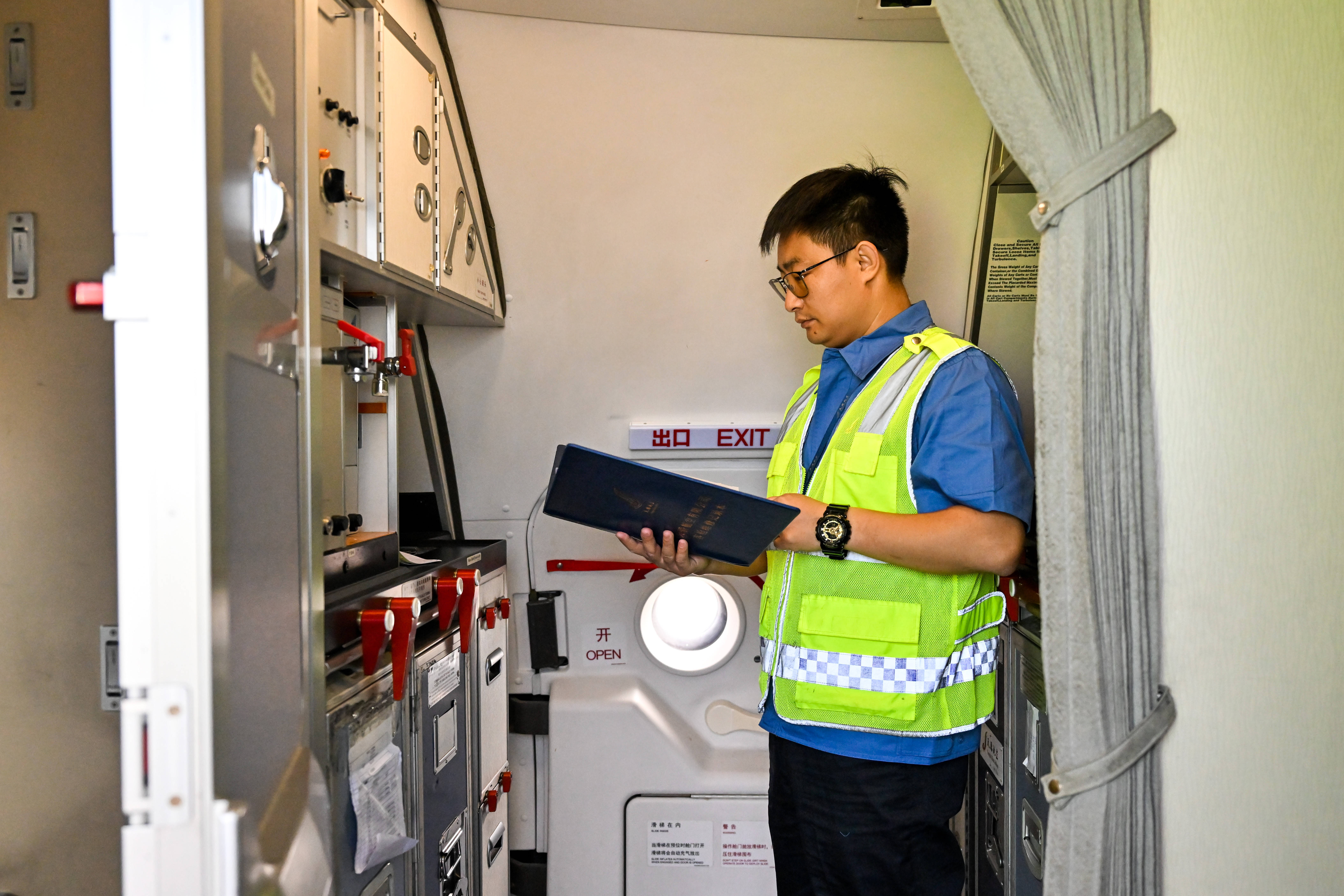 西宁曹家堡国际机场：机务维修员保障航班飞行安全