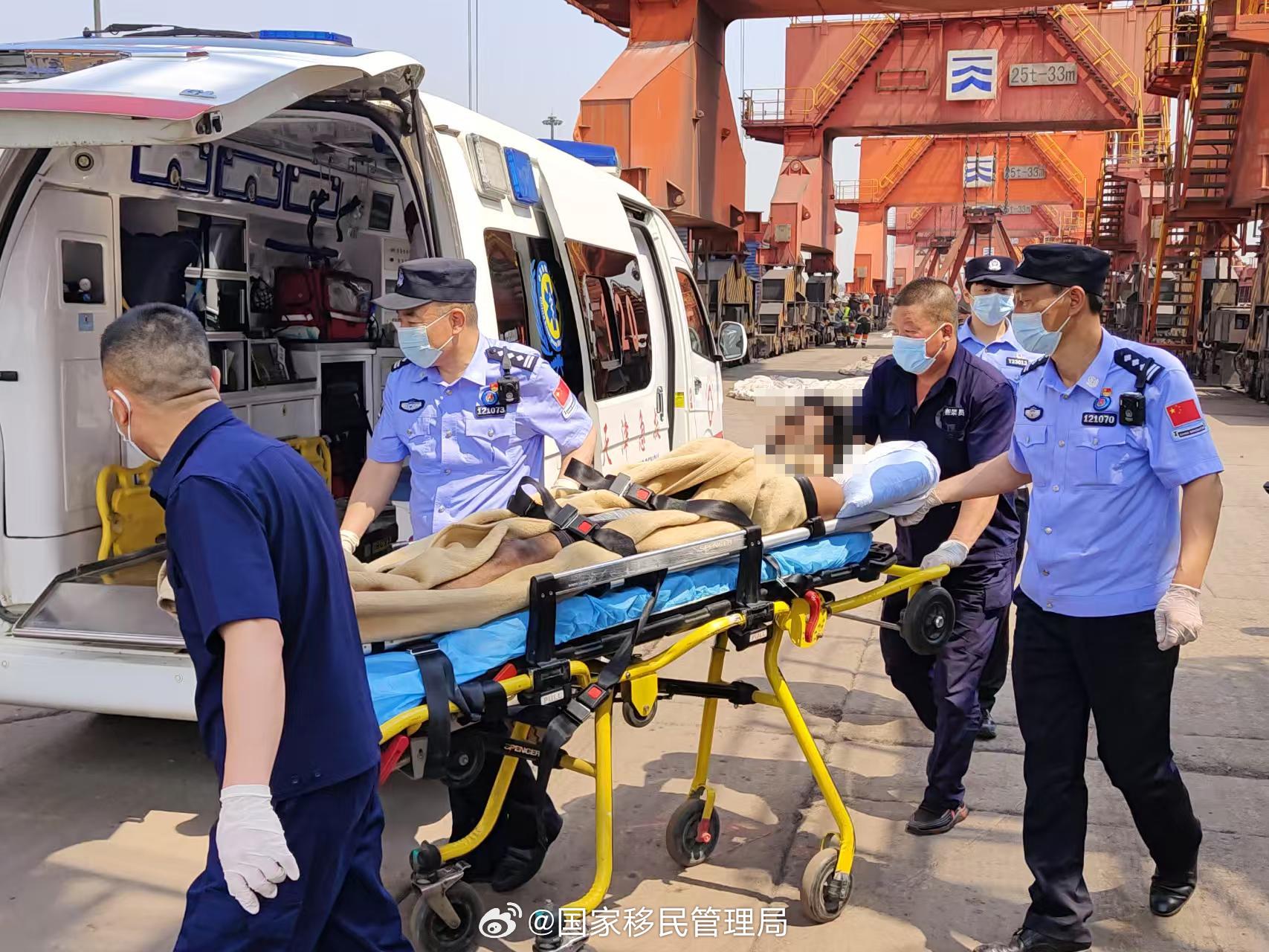 一货船在山东烟台海域横倾遇险 11人获救